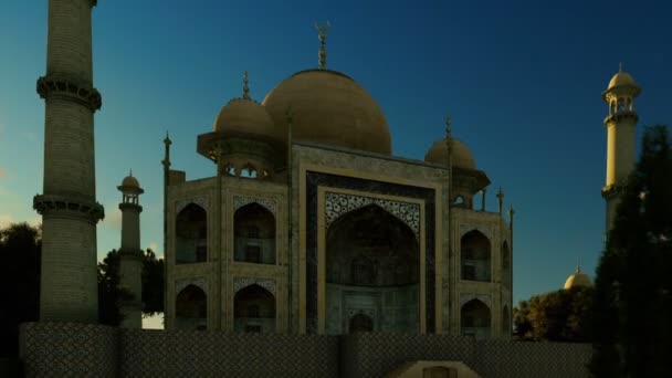 Taj mahal Frontansicht, Kameraschwenk von links nach rechts — Stockvideo