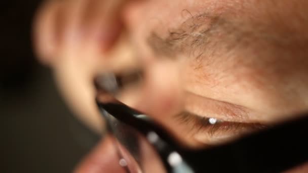 Yetişkin okuma, gözlük kaldırma ve gözleri, yakın çekim sürtünme gözlüklü — Stok video