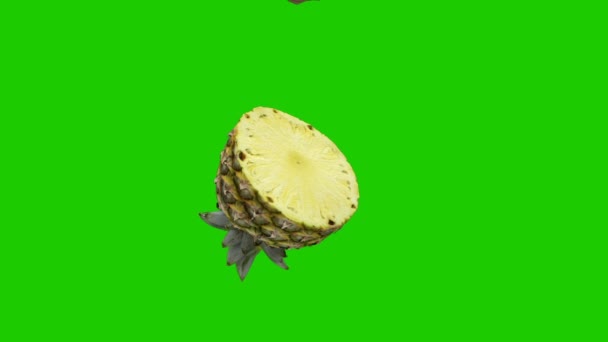 Close up de respingo de chocolate quente na metade pineaple, tela verde — Vídeo de Stock