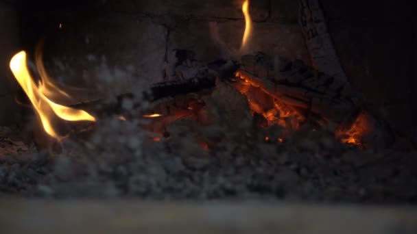 Cheminée feu fermer avec cendres soufflant dans le vent — Video