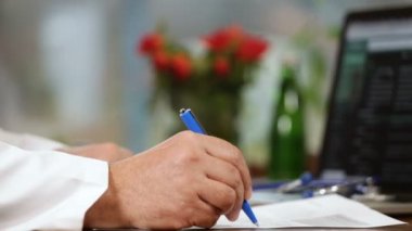 Phisician reçete ilaç ve pacient ile el sıkışma