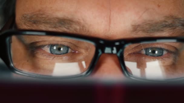 Close up de homem com olhos azuis lendo livro e tirando óculos para esfregar os olhos — Vídeo de Stock