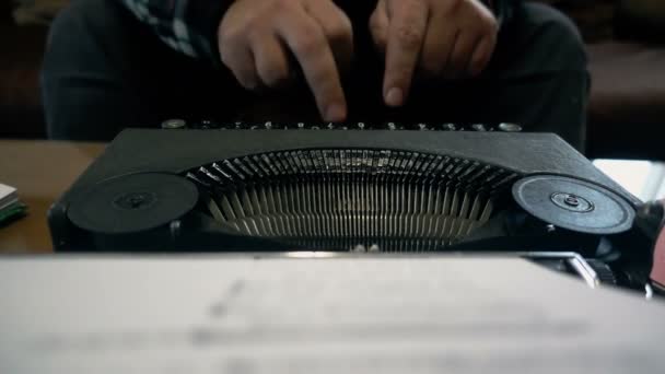 Scénariste utilisant une machine à écrire rétro, vue de face au ralenti 