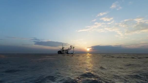 Nave Che Affonda Marinai Che Nuotano Verso Riva Tramonto Dietro — Video Stock