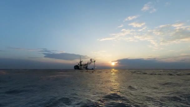 Buque Hundido Marineros Nadando Hacia Orilla Puesta Sol Detrás Del — Vídeos de Stock