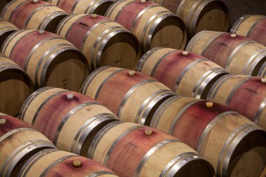 Bir bodrum katı ahşap varil