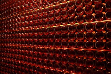 Boş köpüklü şarap şişeleri