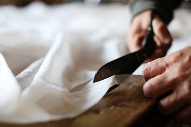 Makas ile terzinin döşemeci eli