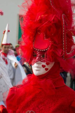2005 Mart 2019 Montemarano, İtalya: İtalya 'nın güneyinde Montemarano, Avellino' da geleneksel karnaval geçidi. Kırmızı kıyafet..