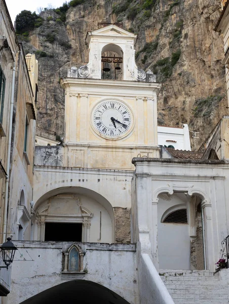 Atrani (Salerno), İtalya - Mart 03.2024 - Atrani İtalya 'nın en güzel köylerinden biridir. San Salvatore de Bireto Kilisesi cephesi