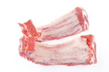 Beyaz bir arka plan üzerinde kaburga