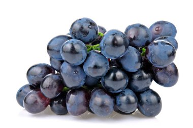 Beyaz arkaplanda üzümler 