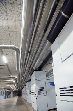 Atölyede dönen değirmen ekipmanları 