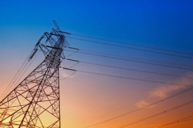 Yüksek voltajlı elektrik kulesi hattı