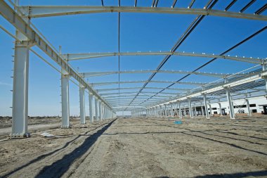 İnşaat alanında, çelik yapı yapım aşamasında