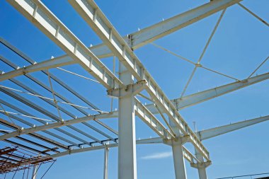 İnşaat alanında, çelik yapı yapım aşamasında