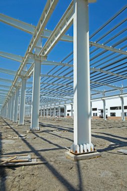 İnşaat alanında, çelik yapı yapım aşamasında