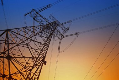 Gün batımında elektrik enerjisi akımı 