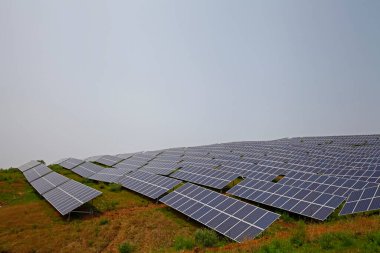 Güneş panelleri yamaçta..