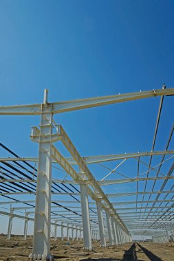 İnşaat alanında, çelik yapı yapım aşamasında