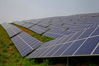 Güneş panelleri yamaçta..