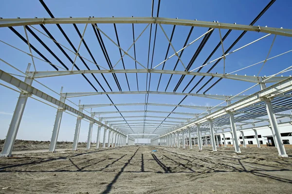 İnşaat alanında, çelik yapı yapım aşamasında