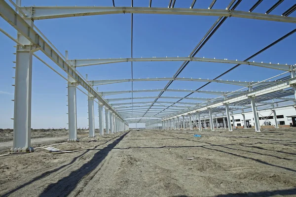 İnşaat alanında, çelik yapı yapım aşamasında