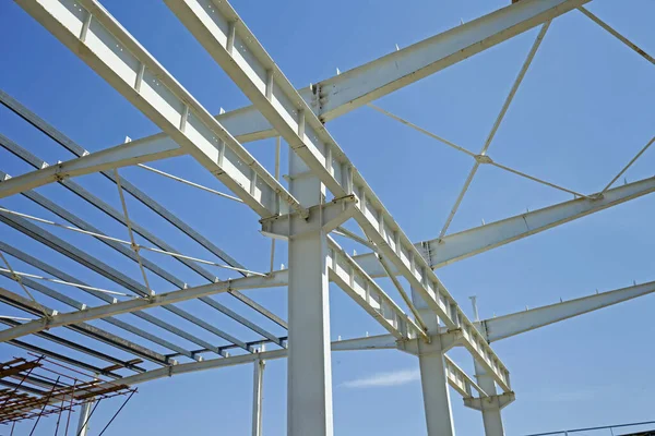 İnşaat alanında, çelik yapı yapım aşamasında