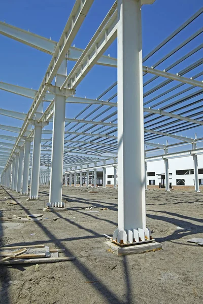 İnşaat alanında, çelik yapı yapım aşamasında