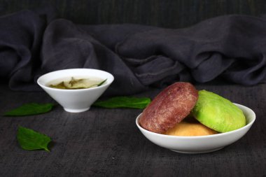 Arka planda taze ekmek kekleri, yemek pişirme.