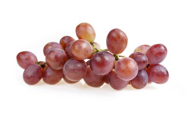 Beyaz arkaplanda üzümler, yakın mesafeden çekilmiş..