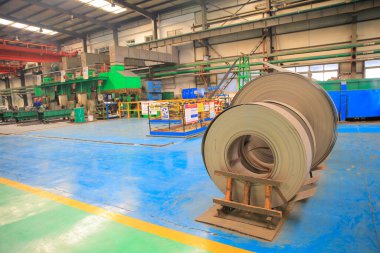 Atölyede çelik, soğuk rulo bobin, ağır metal