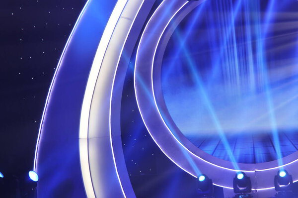 Эффект сценического освещения на темных снимках крупным планом 