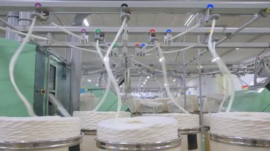 Pamuk grubu, dönen mekanik ekipman üretim hattı fabrikasında.