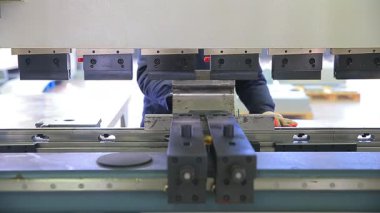 Çelik levha şekillendirme, torna otomatik işletim, endüstriyel aktivite makinesi araçları, otomatik makine işçileri çalışıyor