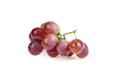 Beyaz arkaplanda üzümler, yakın mesafeden çekilmiş..