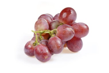 Beyaz arkaplanda üzümler, yakın mesafeden çekilmiş..
