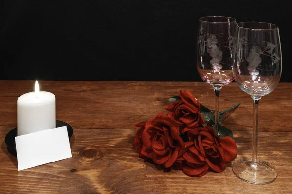 Hermosas Copas Vino Grabadas Con Rosas Rojas Vela Blanca Sobre —  Fotos de Stock