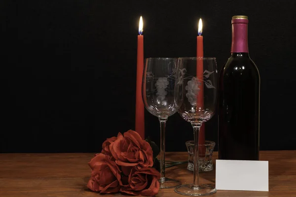 Hermosas Copas Vino Grabadas Botella Vino Tinto Velas Rojas Rosas —  Fotos de Stock