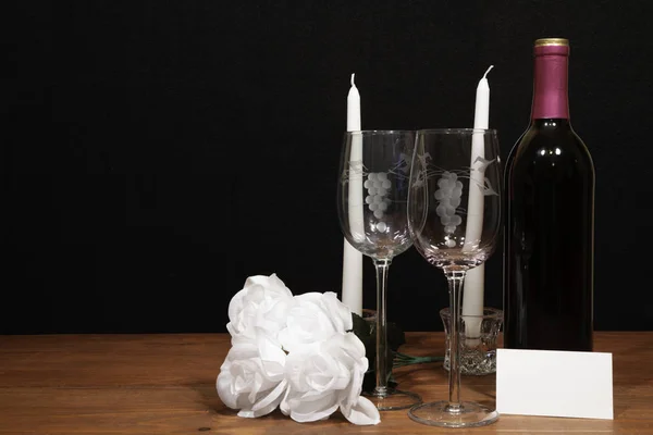 Hermosas Copas Vino Grabadas Botella Vino Tinto Velas Blancas Rosas —  Fotos de Stock
