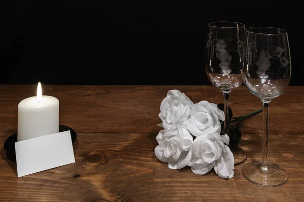 Hermosas Copas Vino Grabadas Con Rosas Blancas Vela Blanca Etiqueta —  Fotos de Stock
