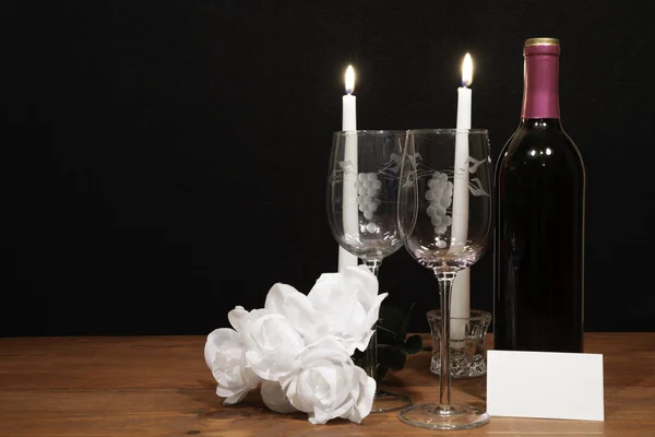Güzel Kazınmış Şarap Bardakları Şişe Kırmızı Şarap Beyaz Mumlar Tekne — Stok fotoğraf