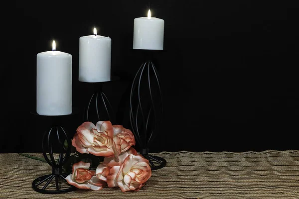 美丽的橙色和白色玫瑰 白色蜡烛栖息在网状的地方垫和木制桌子与黑暗的背景 情人节 母亲节 复活节 圣诞节 婚礼概念 — 图库照片