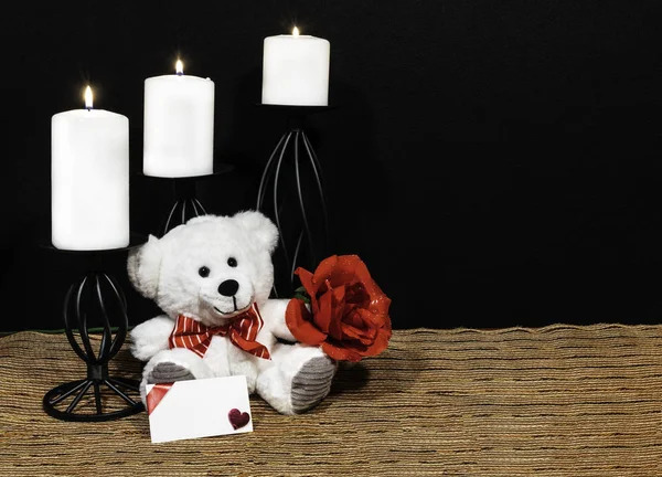 Kuscheliger Teddybär Mit Roter Fliege Roter Rose Weißen Kerzen Auf — Stockfoto