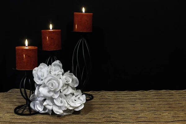 Hermoso Ramo Rosas Blancas Velas Rojas Encaramadas Candelabros Negros Alfombra —  Fotos de Stock