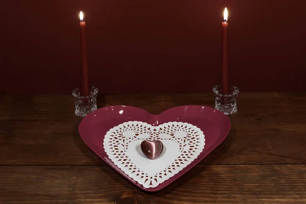 Placa Forma Corazón Rosa Con Dollie Gema Dos Velas Rojas —  Fotos de Stock