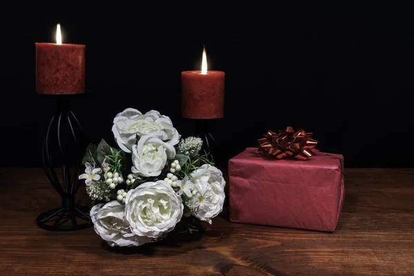 Красивий Букет Розставлених Квітів Червоних Свічок Тримачі Подарунком Дерев Яному — стокове фото
