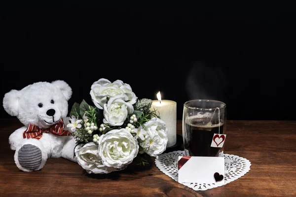 美丽的花束安排鲜花白色蜡烛在一个持有人 一个木桌上的热杯茶 母亲节 复活节 情人节 圣诞节 — 图库照片
