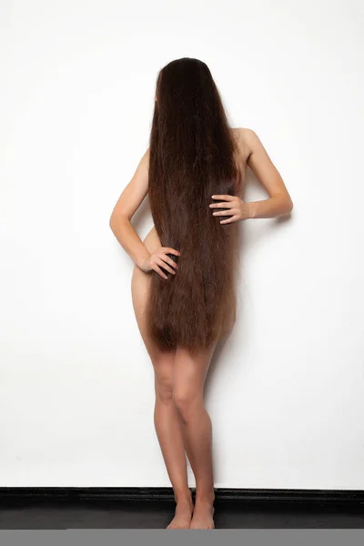 Mädchen Mit Sehr Langen Haaren — Stockfoto