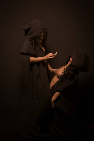 Ведьма из ковена Хэллоуина, горячий воск капает на грудь
